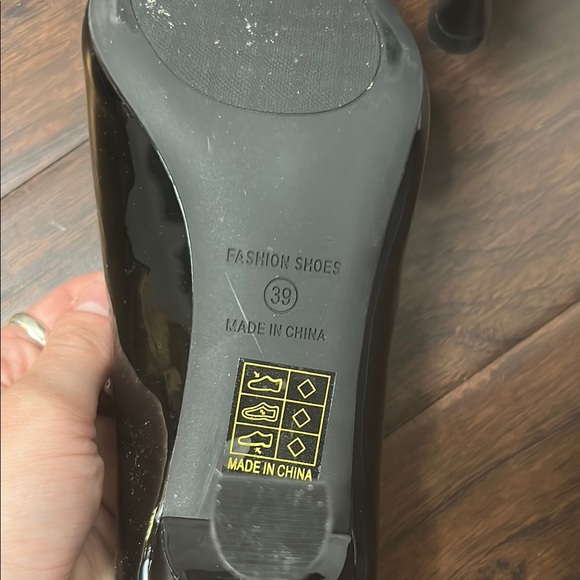 Elegant Black Patent Leather Heels - Picture 6 of 6